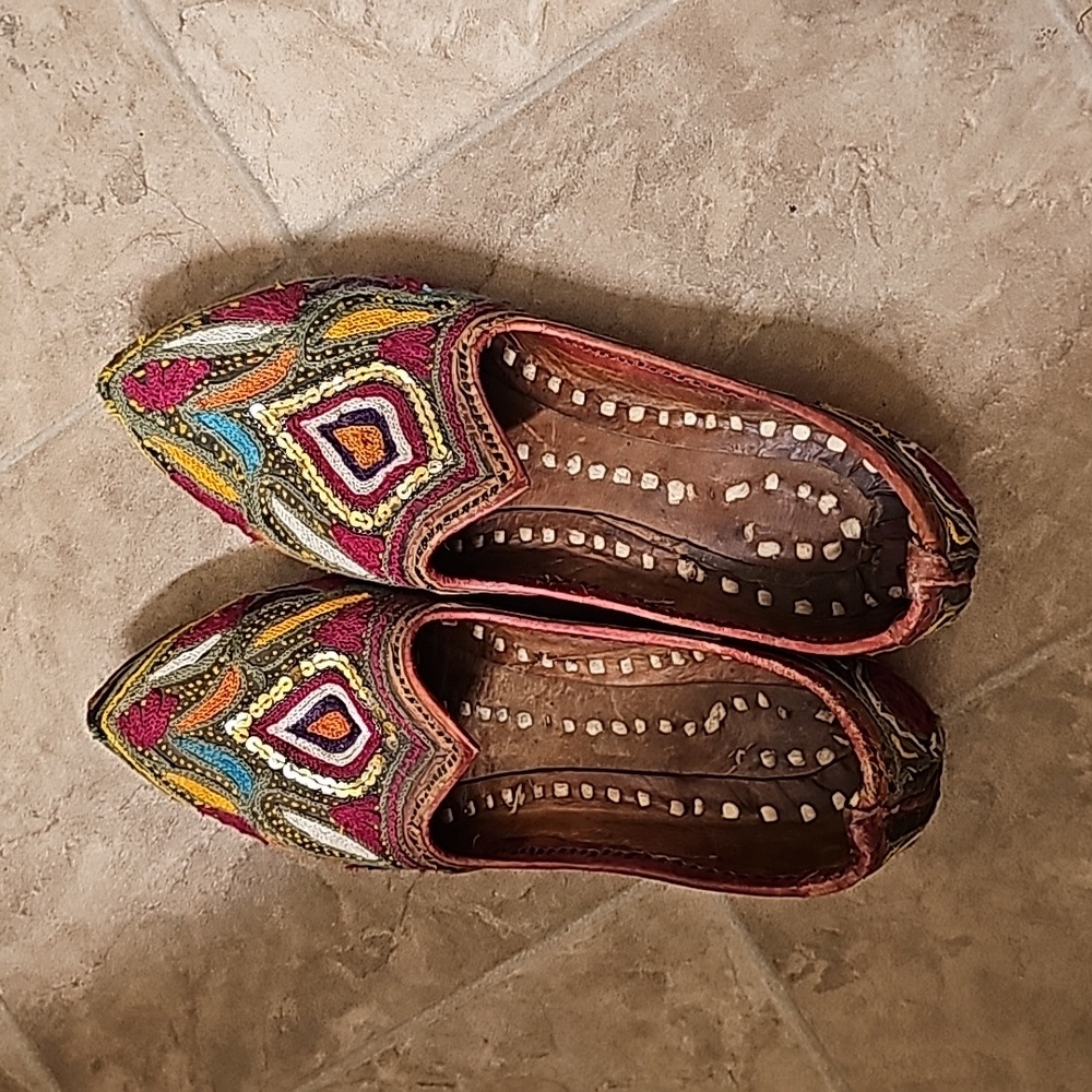 Vintage embroidered Pointy toe shoe.